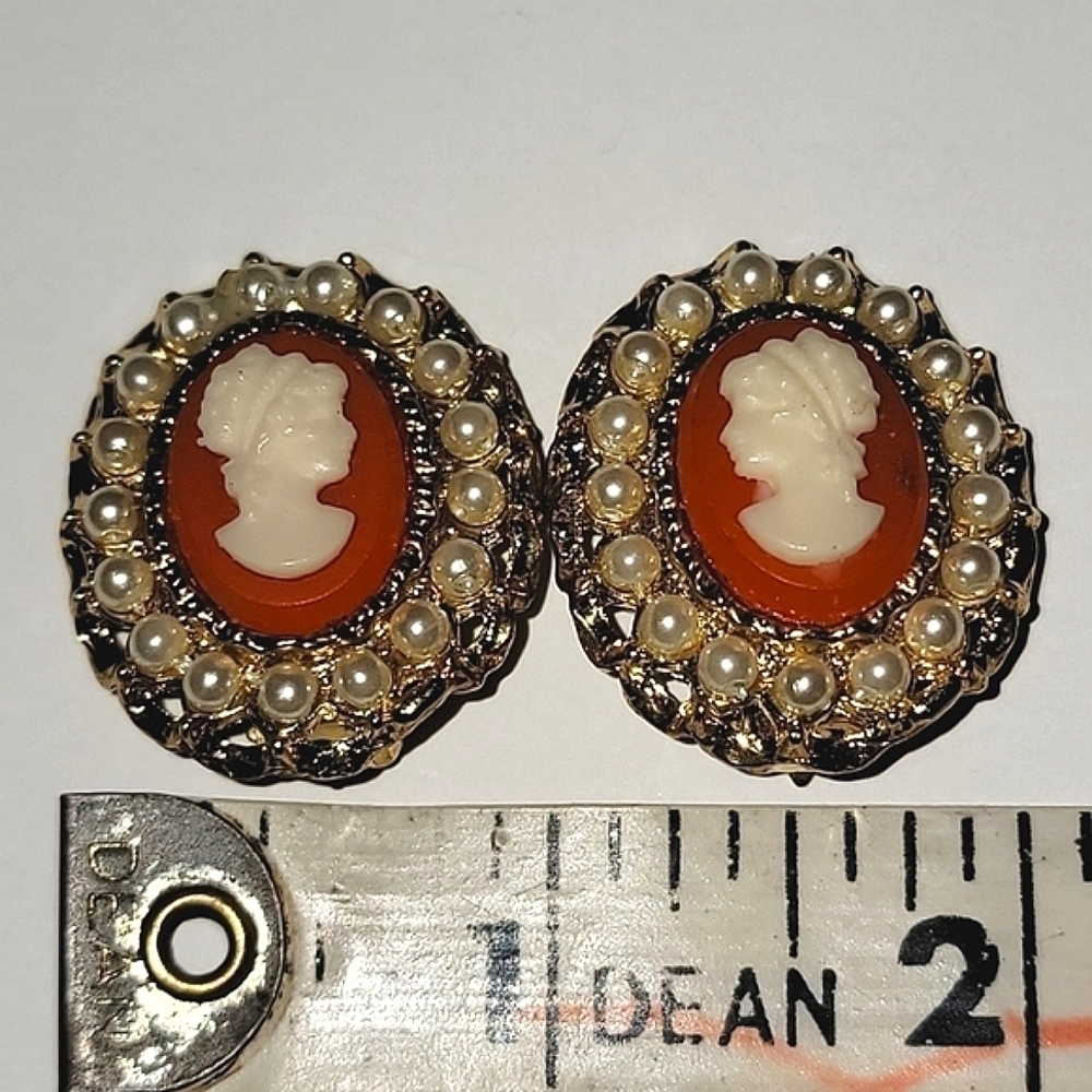 Cameo clip on earrings Costume Jewelry No Pierce older style origin unknown - Picture 3 of 3